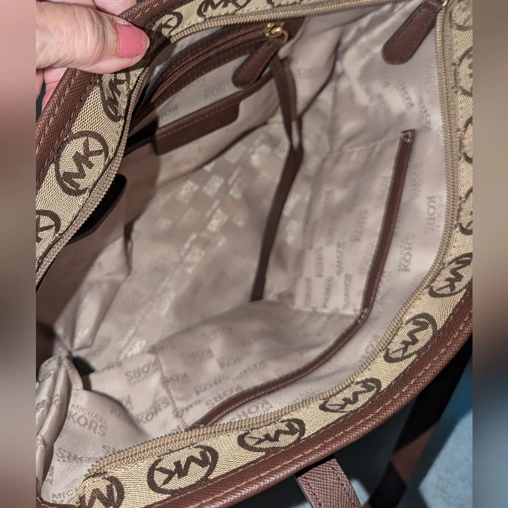Michael Kors signature Kempton tote bag.